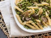 Penne light con piselli e funghi